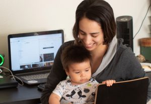 Niños teletrabajo recurso ordenador bebé