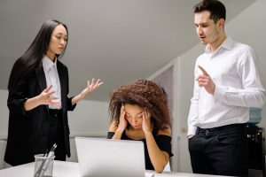 Estrés recurso ansiedad acoso burnout