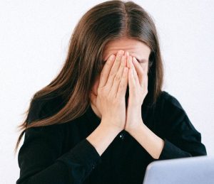 estrés-ansiedad-depresión-ordenador-rrhh-recursos-humanos-factor-humano-fh