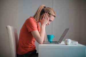 ansiedad-depresión-tristeza-estrés-ordenador-portátil-rrhh-recursos-humanos-factor-humano-fh