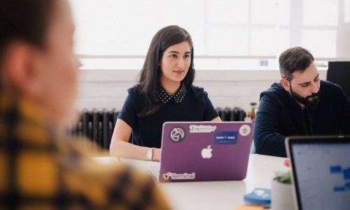 JOVEN-ORDENADOR-OFICINA-RECURSO-REUNIÓN-RRHH-RECURSOS-HUMANOS-FACTOR-HUMANO-FH