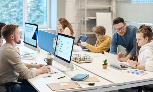 oficinas-recurso-empleados-jóvenes-ordenador-reunión-rrhh-recursos-humanos-factor-humano