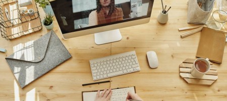 videollamada-teletrabajo-ordenador-portátil-rrhh-recursos-humanos-factor-humano-formación-clase-online