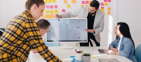 empleados-reunión-ordenador-empleo-equipo-oficina-rrhh-recursos-humanos-factor-humano-fh