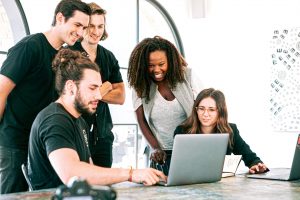 Joven Recurso ordenador teletrabajo