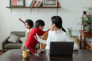 Familia Niños teletrabajo recurso