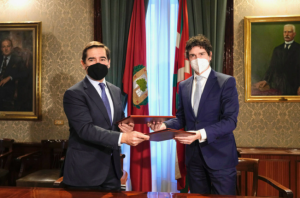 De izquierda a derecha en la imagen: Carlos Torres Vila, presidente de BBVA, y Unai Rementeria, diputado general de Bizkaia