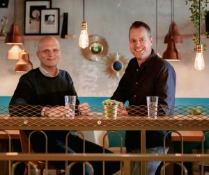 Joost Moerdijk, Director de Producto de GoodHabitz (izqu.), y Jaap Koelewijn, cofundador Helpr (dcha.)