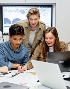 mujeres-oficina-jóvenes-recurso-reunión-ordenador-rrhh-recursos-humanos-factor-humano-fh