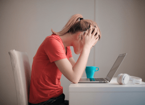 estrés-ansiedad-depresión-ordenador-rrhh-recursos-humanos-factor-humano-fh