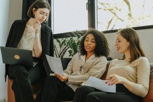 mujeres-oficina-recurso-reunión-Rrhh-recursos-humanos-factor-humano-fh