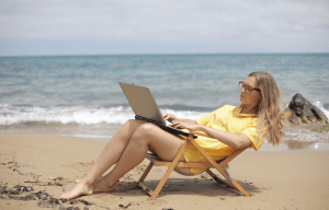 Ordenador playa recurso teletrabajo