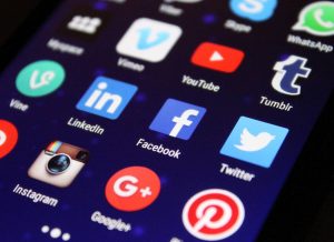 redes-sociales-linkedin-facebook-twitter-recurso-móvil-rrhh-recursos-humanos-factor-humano-fh