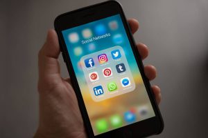 redes-sociales-linkedin-facebook-twitter-recurso-móvil-rrhh-recursos-humanos-factor-humano-fh