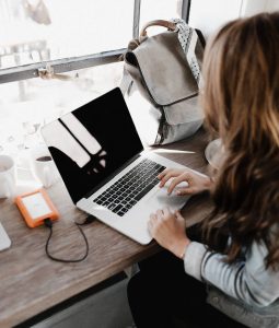 ordenador-teletrabajo-recurso-factor-humano-rrhh-recursos-humanos-fh