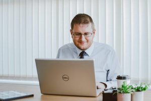 recurso-ordenador-teletrabajo-portatil-fh-factor-humano-rrhh-recursos-humanos