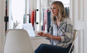 teletrabajo-ordenador-portatil-rrhh-recursos-humanos-factor-humano-fh