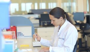 Danone-empleada-mujer-ciencia-laboratorio-recurso-rrhh-recursos-humanos-factor-humano-fh