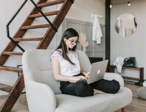 videollamada-teletrabajo-ordenador-portátil-rrhh-recursos-humanos-factor-humano-formación-clase-online