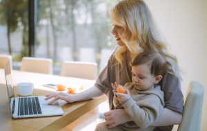 conciliación-teletrabajo-niña-niños-ordenador-rrhh-recursos-humanos-factor-humano-fh