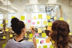 pizarra-post-it-agile-empleadas-recurso-rrhh-recursos-humanos-factor-humano-fh