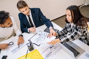 empleados-reunión-oficinas-equipo-datos-rrhh-recursos-humanos-factor-humano-fh