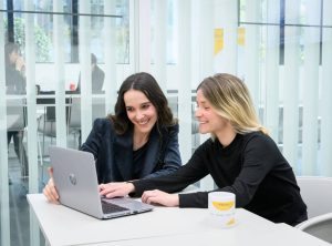 ferrovial-empleados-reunión-portátil-ordenador-rrhh-recursos-humanos-factor-humano-fh