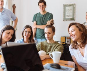 equipo-trabajo-compañeros-oficina-recurso-Rrhh-recursos-humanos-factor-humano-fh