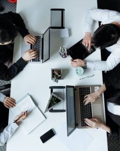 oficinas-recurso-empleados-ordenador-reunión-rrhh-recursos-humanos-factor-humano