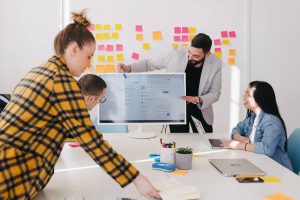 empleados-reunión-ordenador-empleo-equipo-oficina-rrhh-recursos-humanos-factor-humano-fh