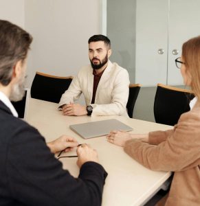 entrevista-empleo-despido-cv-selección-reclutamiento-rrhh-recursos-humanos-factor-humano-fh