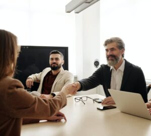 entrevista-trabajo-recurso-cv-selección-reclutamiento-senior-rrhh-recursos-humanos-factor-humano-fh