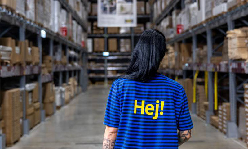 Empleado Ikea camina por el almacén Empresa