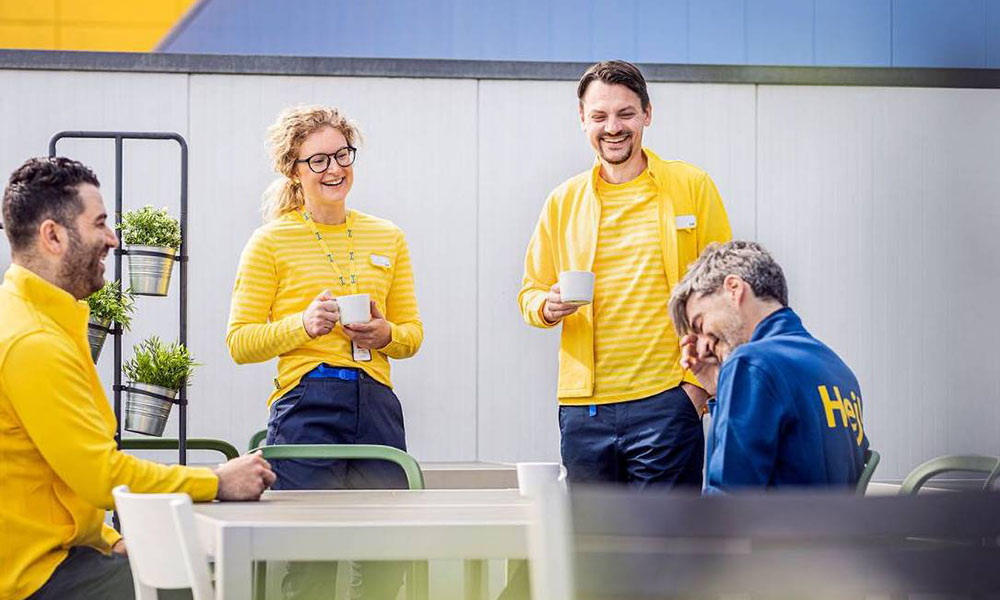 Empleados Ikea charlan en una mesa