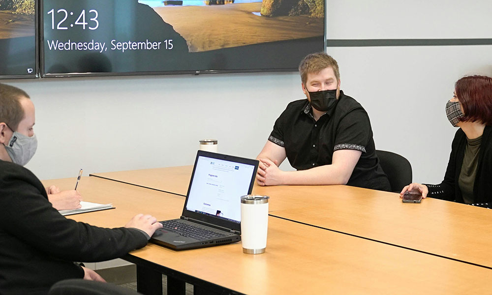 Oficina reunión mascarilla salud recurso