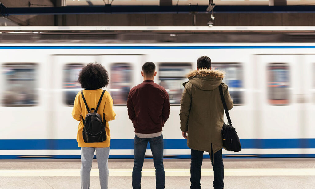 Viajeros-metro-empleo-pluxee-recurso