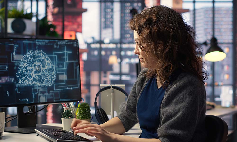 Mujer Administradora Herramienta IA Tech